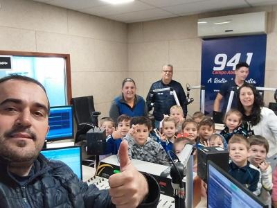 Alunos do Jardim 2 da Escola Aluísio Maier visitaram a Campo Aberto FM