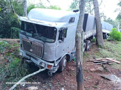 LS: Carreta desgovernada invade propriedade na BR 158