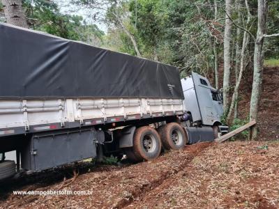 LS: Carreta desgovernada invade propriedade na BR 158