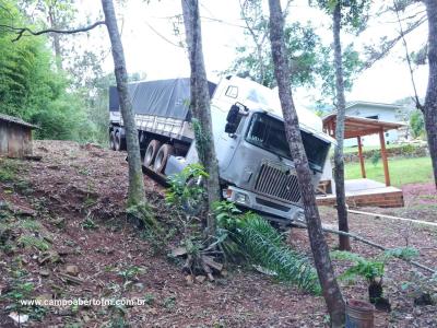 LS: Carreta desgovernada invade propriedade na BR 158