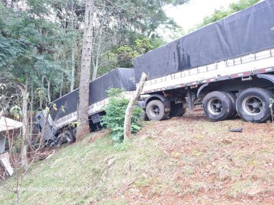 LS: Carreta desgovernada invade propriedade na BR 158