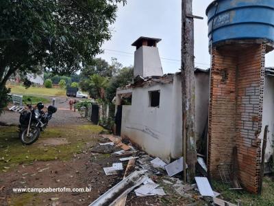 LS: Carreta desgovernada invade propriedade na BR 158