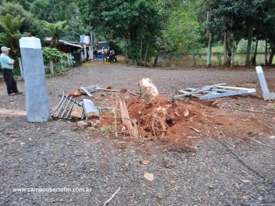 LS: Carreta desgovernada invade propriedade na BR 158