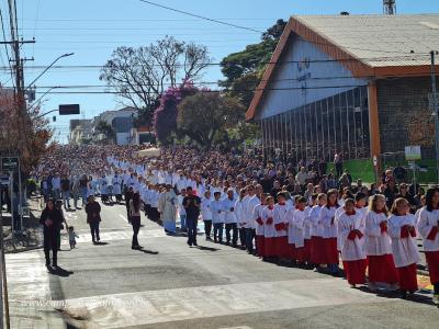 Centenas de Fiéis participaram da celebração de Corpus Christi em Laranjeiras do Sul