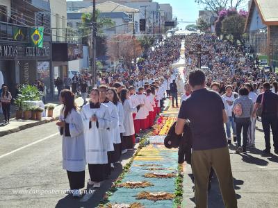 Centenas de Fiéis participaram da celebração de Corpus Christi em Laranjeiras do Sul