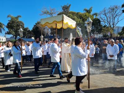 Centenas de Fiéis participaram da celebração de Corpus Christi em Laranjeiras do Sul