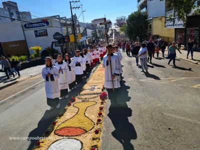 Centenas de Fiéis participaram da celebração de Corpus Christi em Laranjeiras do Sul