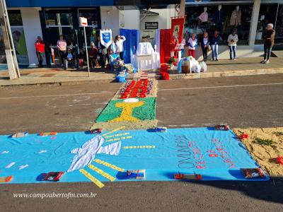 Centenas de Fiéis participaram da celebração de Corpus Christi em Laranjeiras do Sul