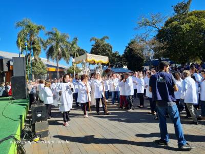 Centenas de Fiéis participaram da celebração de Corpus Christi em Laranjeiras do Sul