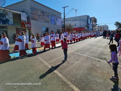 Centenas de Fiéis participaram da celebração de Corpus Christi em Laranjeiras do Sul