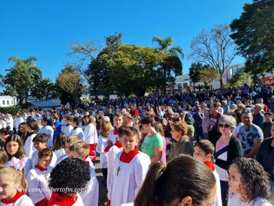 Centenas de Fiéis participaram da celebração de Corpus Christi em Laranjeiras do Sul