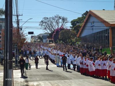 Centenas de Fiéis participaram da celebração de Corpus Christi em Laranjeiras do Sul