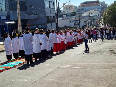 Centenas de Fiéis participaram da celebração de Corpus Christi em Laranjeiras do Sul