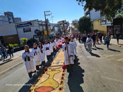 Centenas de Fiéis participaram da celebração de Corpus Christi em Laranjeiras do Sul