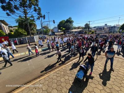 Centenas de Fiéis participaram da celebração de Corpus Christi em Laranjeiras do Sul