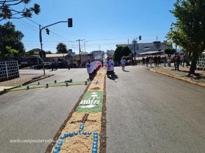 Centenas de Fiéis participaram da celebração de Corpus Christi em Laranjeiras do Sul