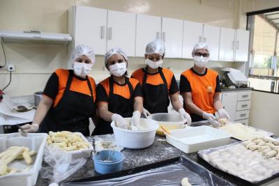 Mais de 500 almoços foram servidos na 8ª Feijoada da APAE de Laranjeiras do Sul