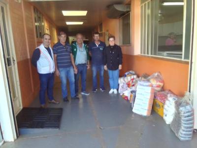 Organizadores do Futebol de Saia entregam alimentos para entidades em Laranjeiras do Sul 