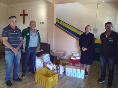 Organizadores do Futebol de Saia entregam alimentos para entidades em Laranjeiras do Sul 