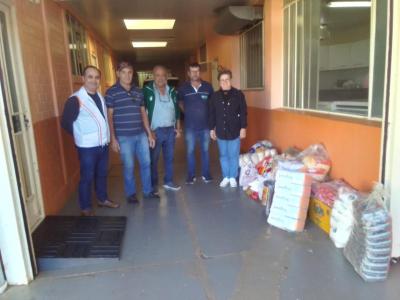 Organizadores do Futebol de Saia entregam alimentos para entidades em Laranjeiras do Sul 