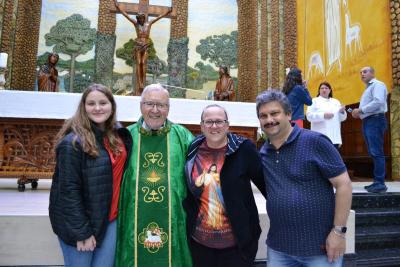 8º dia da Novena em louvor a Padroeira Sant´Ana reuniu centenas de fiéis e teve benção especial para as crianças