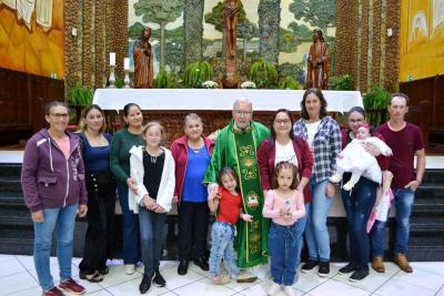 8º dia da Novena em louvor a Padroeira Sant´Ana reuniu centenas de fiéis e teve benção especial para as crianças