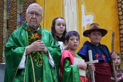 8º dia da Novena em louvor a Padroeira Sant´Ana reuniu centenas de fiéis e teve benção especial para as crianças