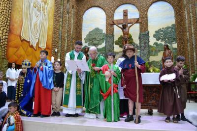 8º dia da Novena em louvor a Padroeira Sant´Ana reuniu centenas de fiéis e teve benção especial para as crianças