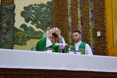 8º dia da Novena em louvor a Padroeira Sant´Ana reuniu centenas de fiéis e teve benção especial para as crianças