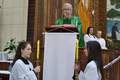 8º dia da Novena em louvor a Padroeira Sant´Ana reuniu centenas de fiéis e teve benção especial para as crianças