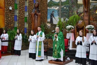 8º dia da Novena em louvor a Padroeira Sant´Ana reuniu centenas de fiéis e teve benção especial para as crianças