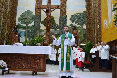 8º dia da Novena em louvor a Padroeira Sant´Ana reuniu centenas de fiéis e teve benção especial para as crianças