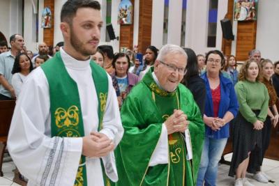 8º dia da Novena em louvor a Padroeira Sant´Ana reuniu centenas de fiéis e teve benção especial para as crianças