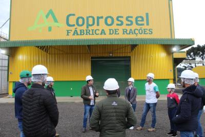 Fábrica de Rações Coprossel recebe visita de acadêmicos e professores da Campo Real 