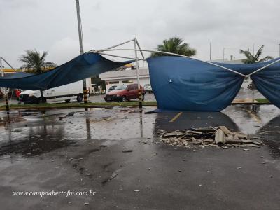 LS: Chuvas e ventos fortes causam estragos na região do Bairro Palmeiras 