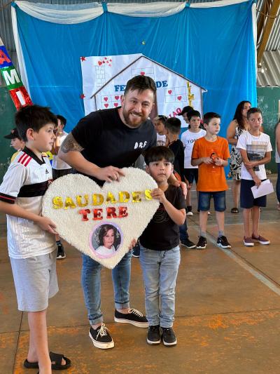 Escola Vereador Antônio Ribeiro de Oliveira homenageia servidoras em memória