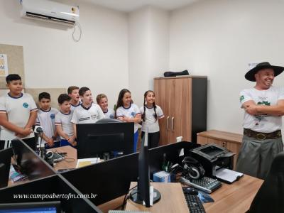 Alunos do 4º ano tarde da Escola Municipal Leocádio José Correia visitaram a Campo Aberto FM