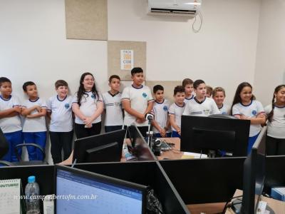 Alunos do 4º ano tarde da Escola Municipal Leocádio José Correia visitaram a Campo Aberto FM