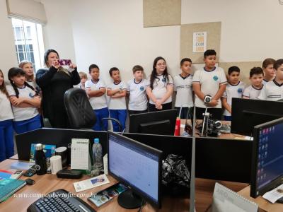 Alunos do 4º ano tarde da Escola Municipal Leocádio José Correia visitaram a Campo Aberto FM