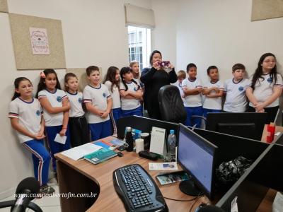 Alunos do 4º ano tarde da Escola Municipal Leocádio José Correia visitaram a Campo Aberto FM