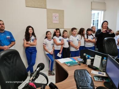 Alunos do 4º ano tarde da Escola Municipal Leocádio José Correia visitaram a Campo Aberto FM