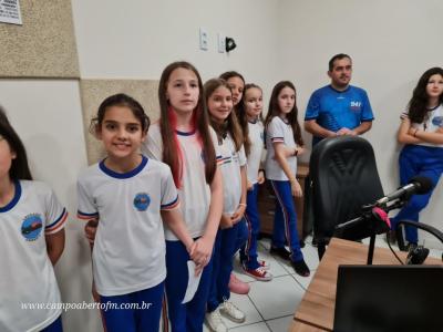 Alunos do 4º ano tarde da Escola Municipal Leocádio José Correia visitaram a Campo Aberto FM