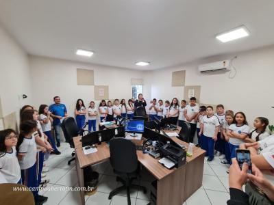 Alunos do 4º ano tarde da Escola Municipal Leocádio José Correia visitaram a Campo Aberto FM