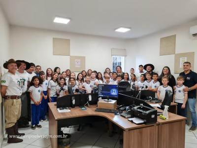 Alunos do 4º ano tarde da Escola Municipal Leocádio José Correia visitaram a Campo Aberto FM