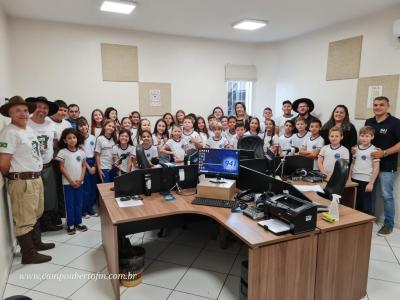 Alunos do 4º ano tarde da Escola Municipal Leocádio José Correia visitaram a Campo Aberto FM