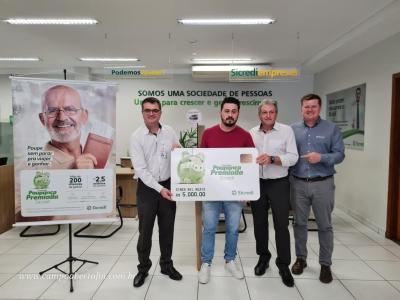 Sicredi entrega prêmio da campanha poupança premiada