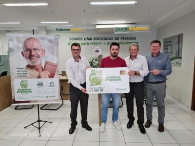 Sicredi entrega prêmio da campanha poupança premiada