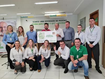 Sicredi entrega prêmio da campanha poupança premiada