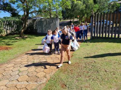 Projeto Gralha Azul de Nova Laranjeiras entrega brinquedos para crianças do SOS