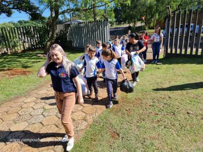 Projeto Gralha Azul de Nova Laranjeiras entrega brinquedos para crianças do SOS